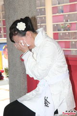 组图：刘家良遗体火化 翁静晶灵前掩脸痛哭