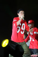 组图：陈冠希上海火热开唱 衣着随意嘻哈范儿