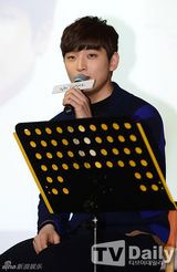 组图：2AM为演唱会排练 郑珍云车祸后首亮相