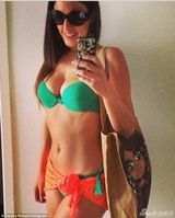 名模克劳迪娅三点摸绿装惹眼 橙丝带护下体(图)