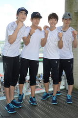 组图：韩国组合2PM龙舟赛事不敌对手