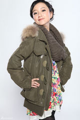 组图：李倩做客节目拍写真 可爱女孩小露性感