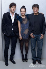 组图：章子怡张东健多伦多拍写真展魅力