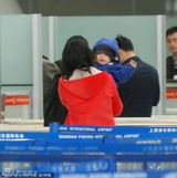 幻灯图：董洁素颜现身机场 怀抱爱子尽显母爱