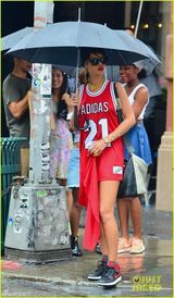 组图：蕾哈娜穿篮球裙散步 全套金饰奢华抢镜