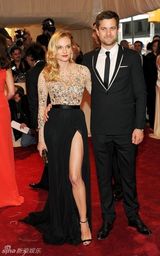 组图：美国时装学院庆典举行 众明星红毯竞艳