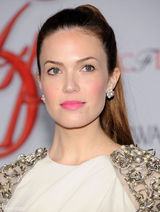 组图：曼迪-摩尔白色长裙端庄亮相