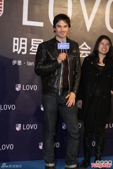 组图：伊恩会粉丝频繁“献吻”人气爆棚