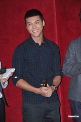 组图：英皇众星出席毕业礼 阿sa陈伟霆情侣档现身 