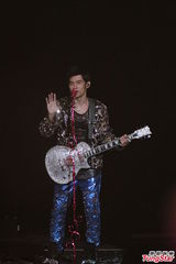 组图：周杰伦开个唱大秀人鱼线 张智霖同台助阵