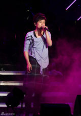 高清图：张杰北京个唱谢娜助阵 唱情歌隔空秀恩爱