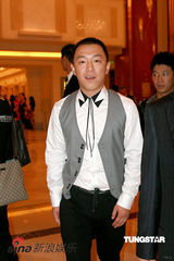 幻灯图集：爱戴酥胸半露火辣出场 蔡康永侯佩岑联袂主持