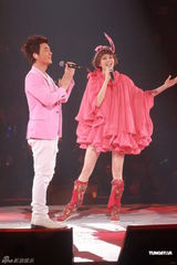 组图：梁咏琪个唱落幕性感典雅 外籍男友现身支持