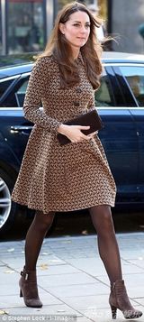 组图：凯特王妃黑丝美腿踩高跟不畏寒冬