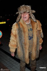 组图：钟镇涛生日携女亮相派对 谭咏麟叶童现身