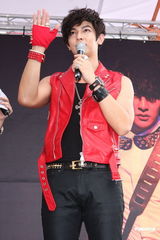 组图：汪东城单飞出专辑12年终圆梦