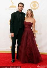 组图：《生活大爆炸》卡蕾-措科红裙亮相红毯