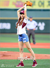 组图：Dal shabet秀彬佑熙担任棒球比赛开球嘉宾