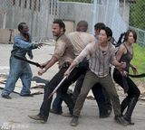 组图：《行尸走肉》曝剧照 丧尸造型惊悚刺激