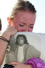 高清组图：杰克逊粉丝悲痛追悼 “我的爱在天堂”