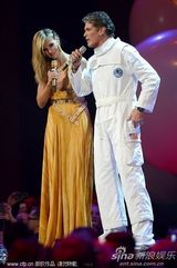 组图：海蒂-克鲁姆遭两猛男露屁股蛋“夹击”