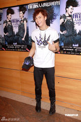 幻灯图集：Twins为个唱彩排 陈伟霆容祖儿探望加油