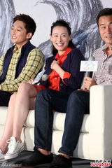 组图：梁洛施减肥复出拍新片 谈李泽楷显尴尬