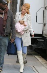 高清图：布莱克-弗莱利街拍 怀抱可爱狗狗出镜