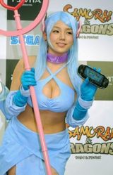 组图：篠崎爱COSPLAY游戏造型出席发布会