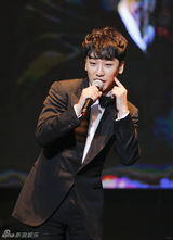 组图：BB三子火爆开唱圣诞夜 秀中文与粉丝互动