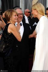 高清组图：奥斯卡红毯斯皮尔伯格夫妇与帕特洛合影