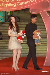 组图：范玮琪黑人携手出席活动 夫妻大秀甜蜜