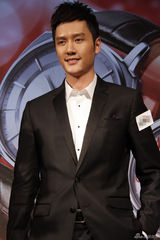 组图：冯绍峰帅气捞金  情人节相约粉丝引尖叫