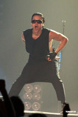 组图：摇滚乐队30 Seconds To Mars开唱震撼歌迷