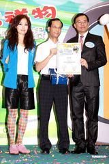 幻灯图：容祖儿热裤彩袜亮相 与吉祥物合影童心未泯