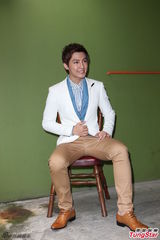 组图：炎亚纶亮相粉丝见面会 衣着帅气抢镜