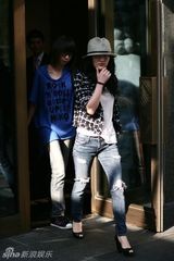 高清组图：盘点周迅街拍照 简单低调展露时尚气息