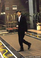 组图：冯绍峰西装笔挺现身酒店全程微笑好心情