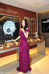 组图：董璇红裙站台典雅大展淑媛风范