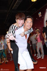 组图：新剧《爱.回家》宣传 众星现场互喂雪糕