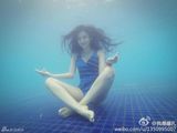 组图：娜扎变美人鱼 水中展优美身段乳沟隐现