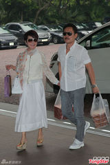 组图：谢贤探班谢霆锋遇狄波拉夫妇 送剧组月饼