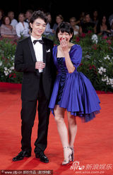 组图：《庸才》首映 堂富美蓝裙可爱臀部似鸡尾