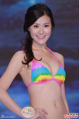 组图：港姐决赛前泳装亮相 上届冠军模拟戴后冠