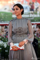 组图：评委伊朗女星法拉哈尼红毯吹泡泡