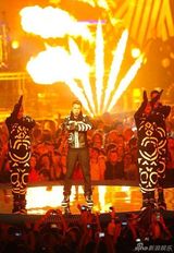 组图：比伯献唱MTV颁奖礼现场 眉头紧锁酷味十足