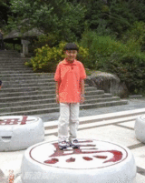 幻灯图：刘纯燕女儿曝光神似假小子 母女发型一致