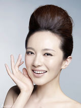 高清图：孟茜全新写真秀无痕肌肤 展露自信笑容