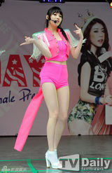 组图：GirlsDay突袭明洞办演唱会施展性感魅力