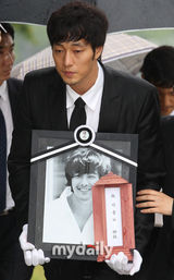 幻灯图：韩星朴龙河骨灰下葬 家人好友送最后一程